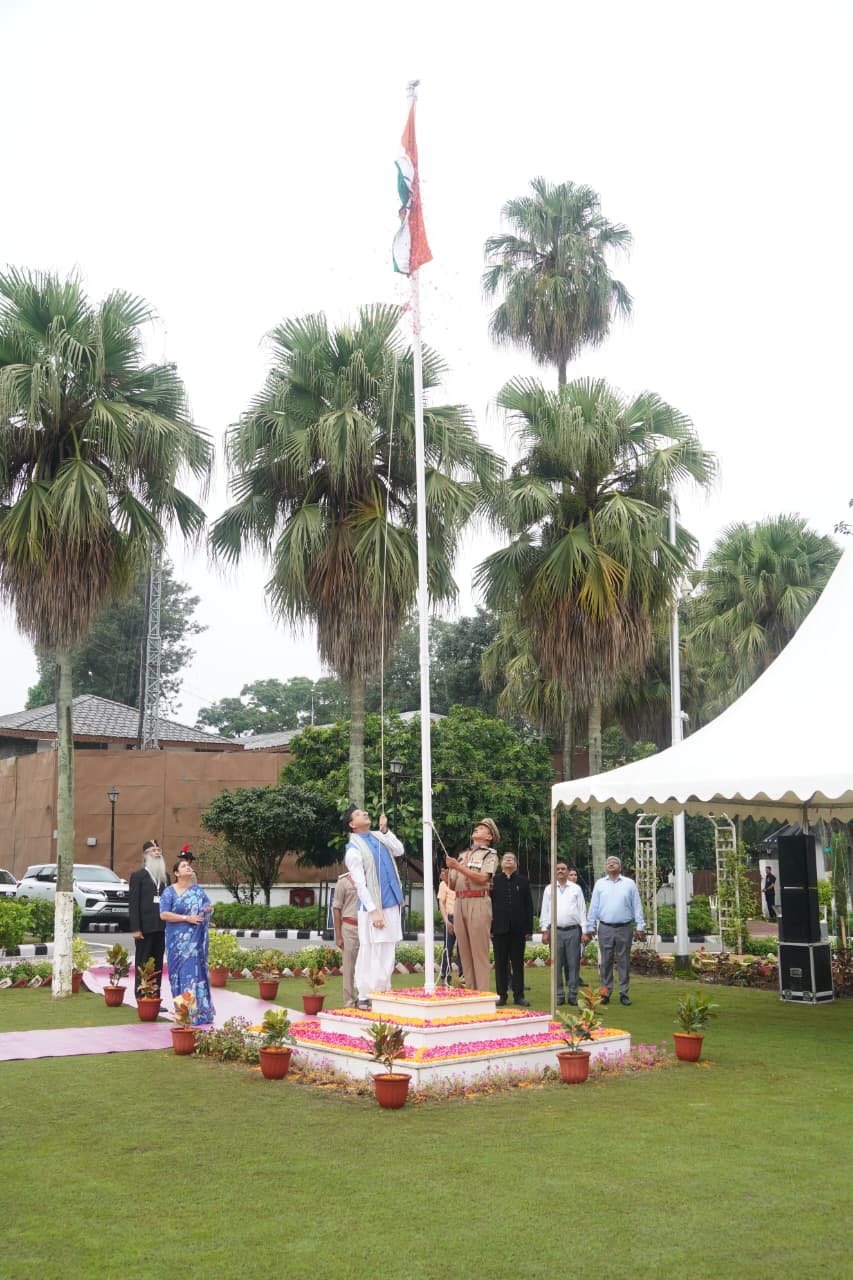 सीएम धामी ने 80वें स्वतंत्रता दिवस के अवसर पर मुख्यमंत्री आवास में किया ध्वजारोहण  