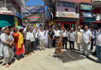नैनीताल रैली में रुकावट और जिला योजना बजट में धांधली का आरोप: कांग्रेस ने फूंका भाजपा सरकार का पुतला
