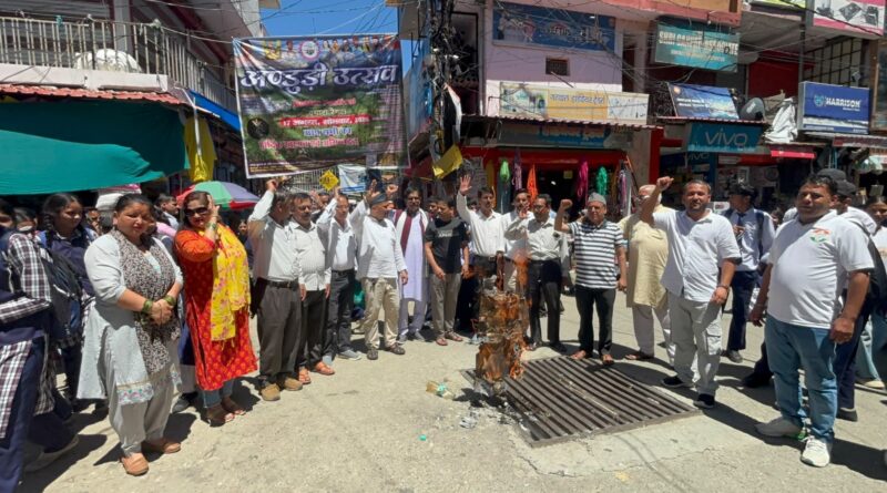 नैनीताल रैली में रुकावट और जिला योजना बजट में धांधली का आरोप: कांग्रेस ने फूंका भाजपा सरकार का पुतला