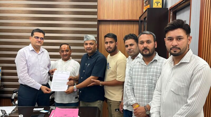 जिला अस्पताल में विशेषज्ञ चिकित्सकों की तैनाती को लेकर कांग्रेस ने सीएमओ को सौंपा ज्ञापन