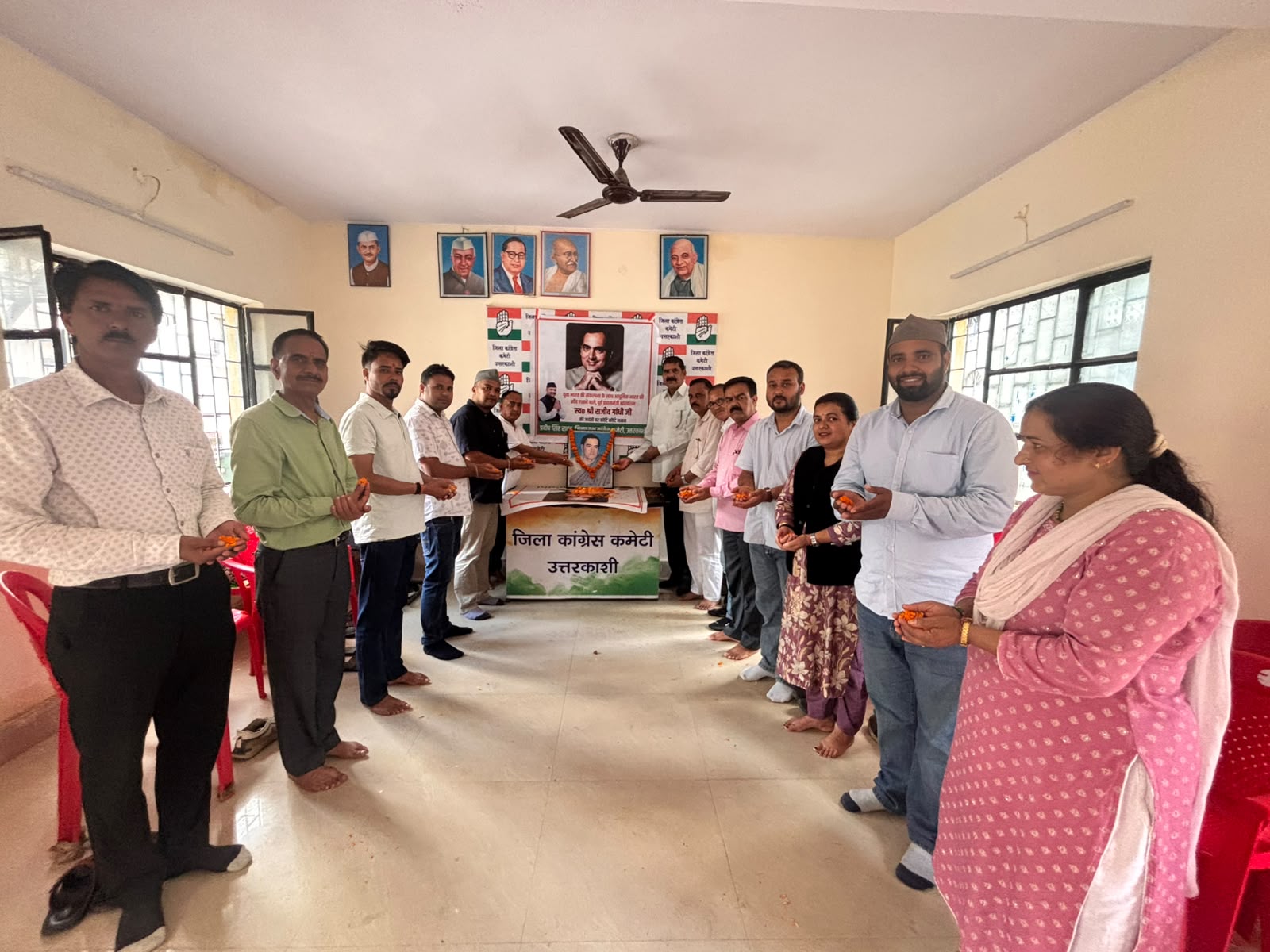 राजीव गांधी जयंती पर जिला कांग्रेस कमेटी उत्तरकाशी ने अर्पित की श्रद्धांजलि