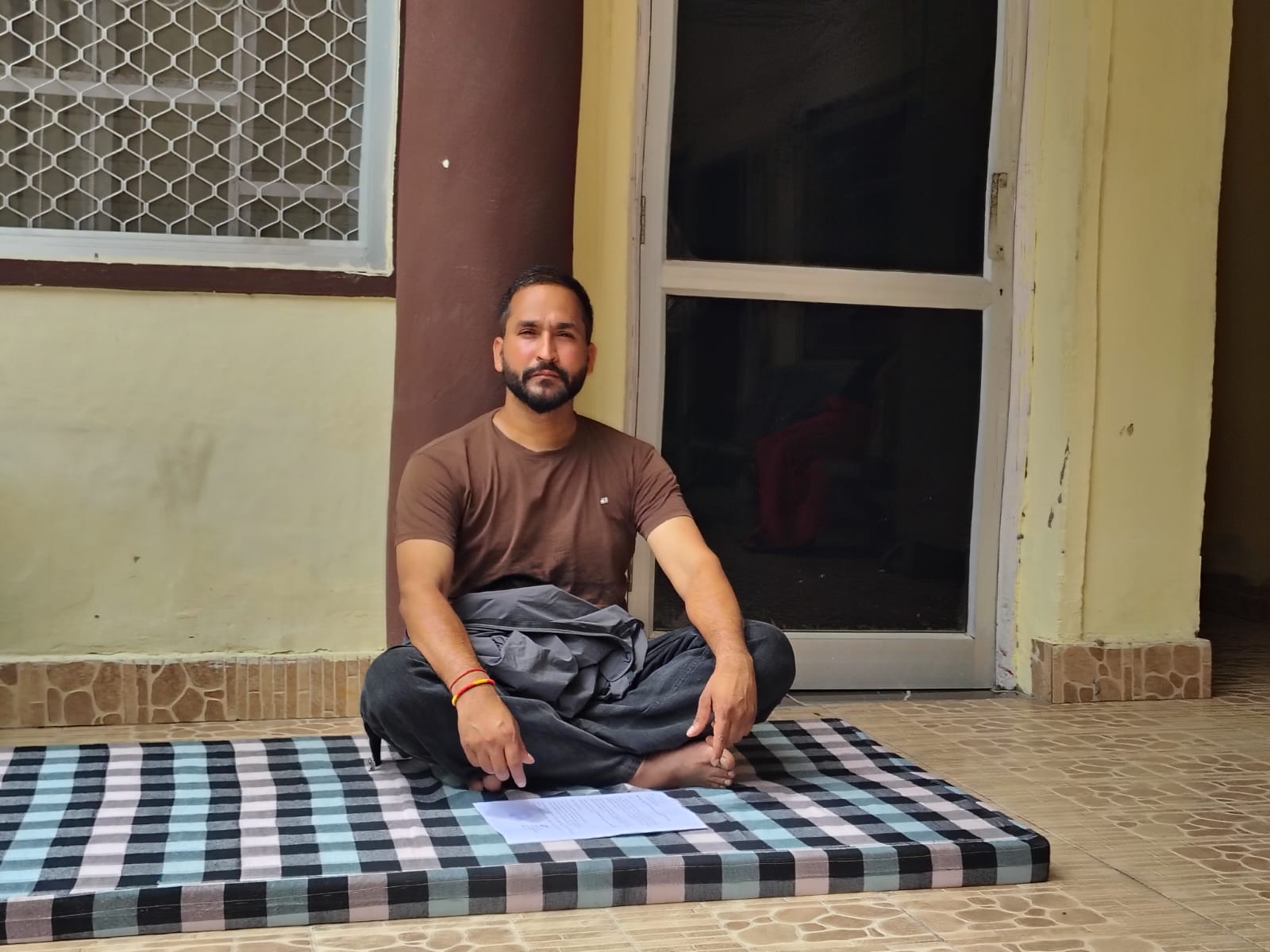 एमआरएफ सेंटर निर्माण में लापरवाही के खिलाफ आमरण अनशन पर बैठे सभासद अमेरिकन पूरी, निर्माण कार्य रोकने और जांच की मांग