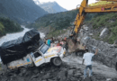 बड़ा हादसा टला: गंगोत्री हाईवे पर पापड़ गाड के पास अनियंत्रित होकर खाई में लटका कांवड़ियों का वाहन, गंगा में गिरने से बचा