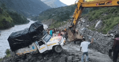 बड़ा हादसा टला: गंगोत्री हाईवे पर पापड़ गाड के पास अनियंत्रित होकर खाई में लटका कांवड़ियों का वाहन, गंगा में गिरने से बचा
