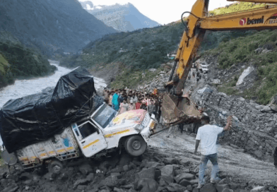बड़ा हादसा टला: गंगोत्री हाईवे पर पापड़ गाड के पास अनियंत्रित होकर खाई में लटका कांवड़ियों का वाहन, गंगा में गिरने से बचा