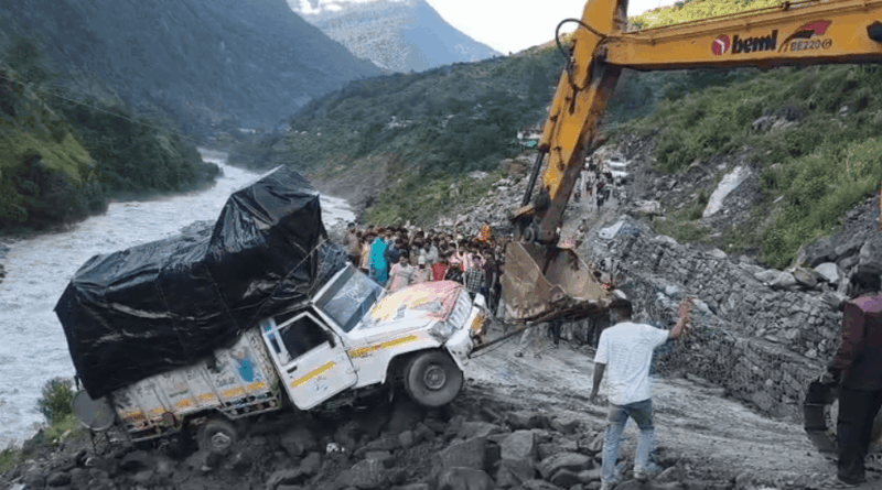 बड़ा हादसा टला: गंगोत्री हाईवे पर पापड़ गाड के पास अनियंत्रित होकर खाई में लटका कांवड़ियों का वाहन, गंगा में गिरने से बचा