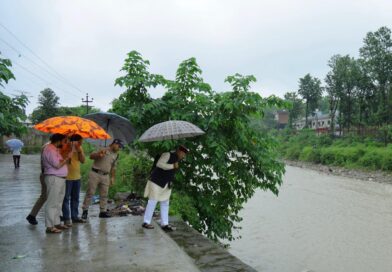 बारिश के बीच जनता के बीच पहुंचे कैबिनेट मंत्री खजान दास, नदी किनारे बसे परिवारों की सुरक्षा का लिया जायजा