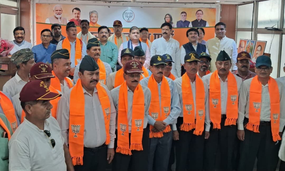 सैकड़ों पूर्व वरिष्ठ सैन्य अधिकारी और विभिन्न दलों के नेता भाजपा में शामिल 