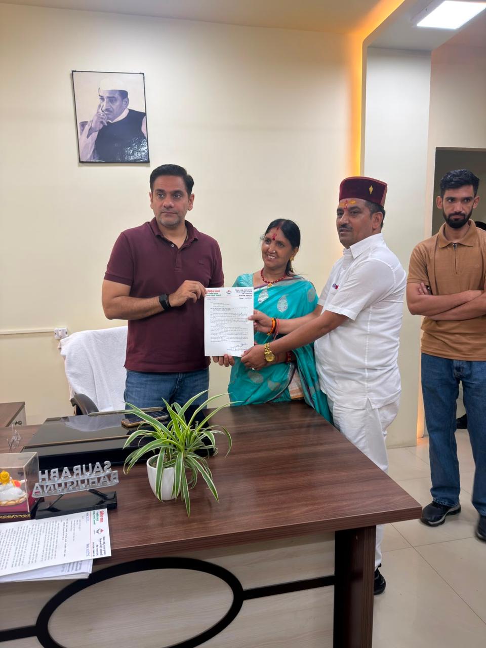 पूर्व ब्लॉक प्रमुख विनीता रावत ने कौशल विकास मंत्री सौरभ बहुगुणा को सौंपा ज्ञापन, भटवाड़ी में आईटीआई केंद्र खोलने की मांग को मिला सकारात्मक आश्वासन