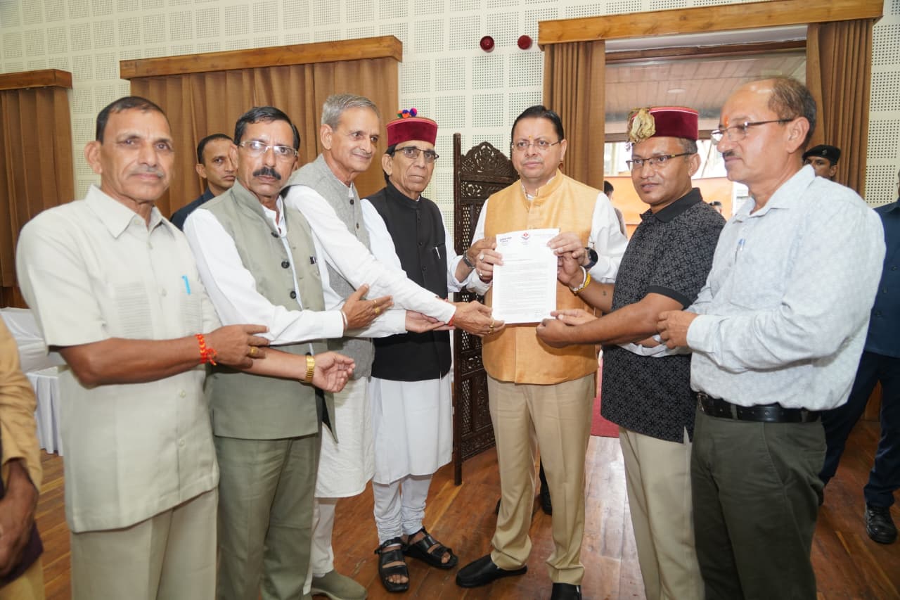 सीएम धामी से विधायक दुर्गेश्वर लाल ने की भेंट, मंदिर सौंदर्यीकरण के लिए ₹1.79 करोड़ की स्वीकृति पर जताया आभार  