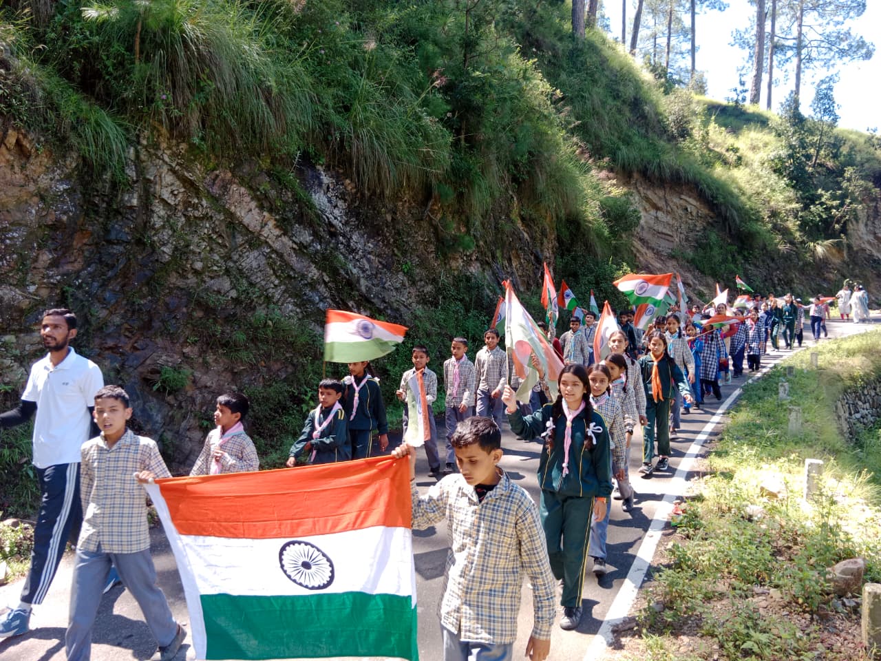 हटवाल गांव मुख्य बाजार में निकली भव्य तिरंगा यात्रा 