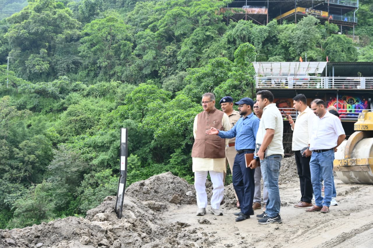 देहरादून-मसूरी मार्ग के क्षतिग्रस्त हिस्से का मंत्री गणेश जोशी ने किया निरीक्षण, युद्धस्तर पर पुनर्निर्माण के निर्देश