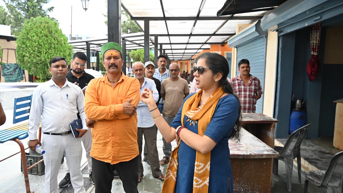 ‎फर्नीचर मार्केट और कवर्ड मार्केट में अव्यवस्थाओं पर जिलाधिकारी ने जताई नाराजगी, सुधार कार्यों में तेजी लाने के निर्देश