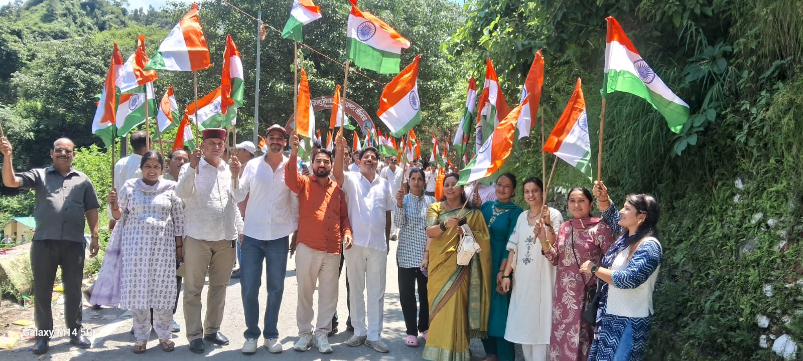 नैनबाग में भाजपा ने निकाली तिरंगा यात्रा, स्कूली छात्र-छात्राओं और शिक्षकों ने भी लिया हिस्सा