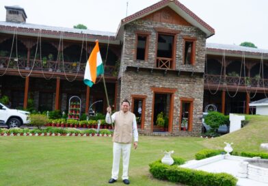 मुख्यमंत्री धामी ने मुख्यमंत्री आवास पर तिरंगा लगाकर दिया ‘हर घर तिरंगा’ का संदेश
