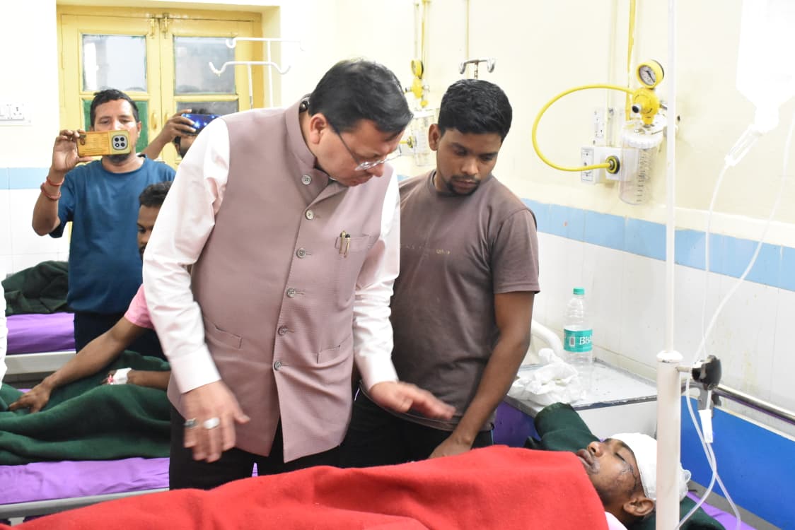 घायल श्रमिकों से मिले मुख्यमंत्री, जिला अस्पताल में जाना कुशलक्षेम