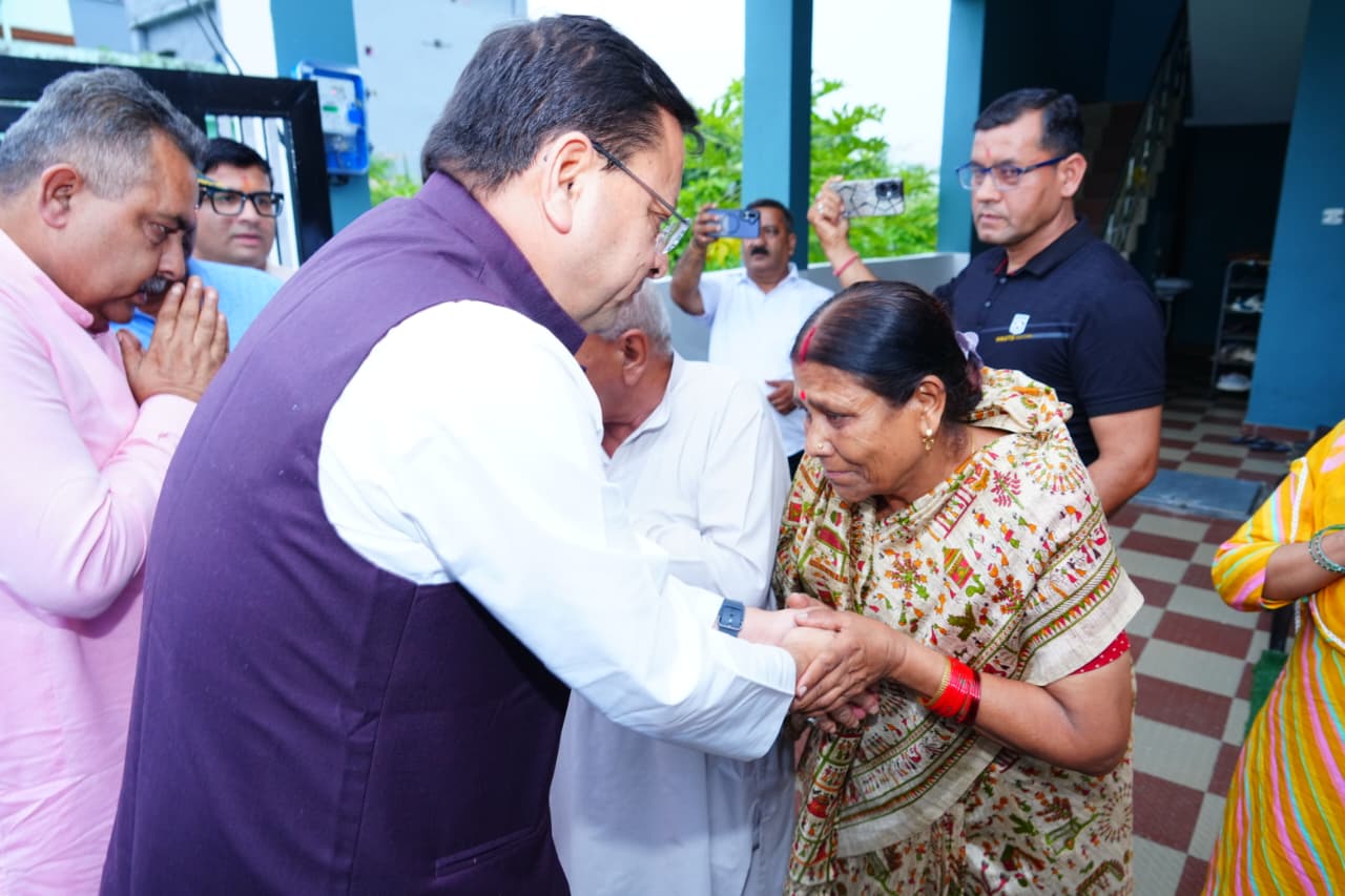 मुख्यमंत्री धामी ने 15 अगस्त की पूर्व संध्या पर शहीद अमित कुमार अणथ्वाल के परिजनों से की भेंट, किया सम्मानित