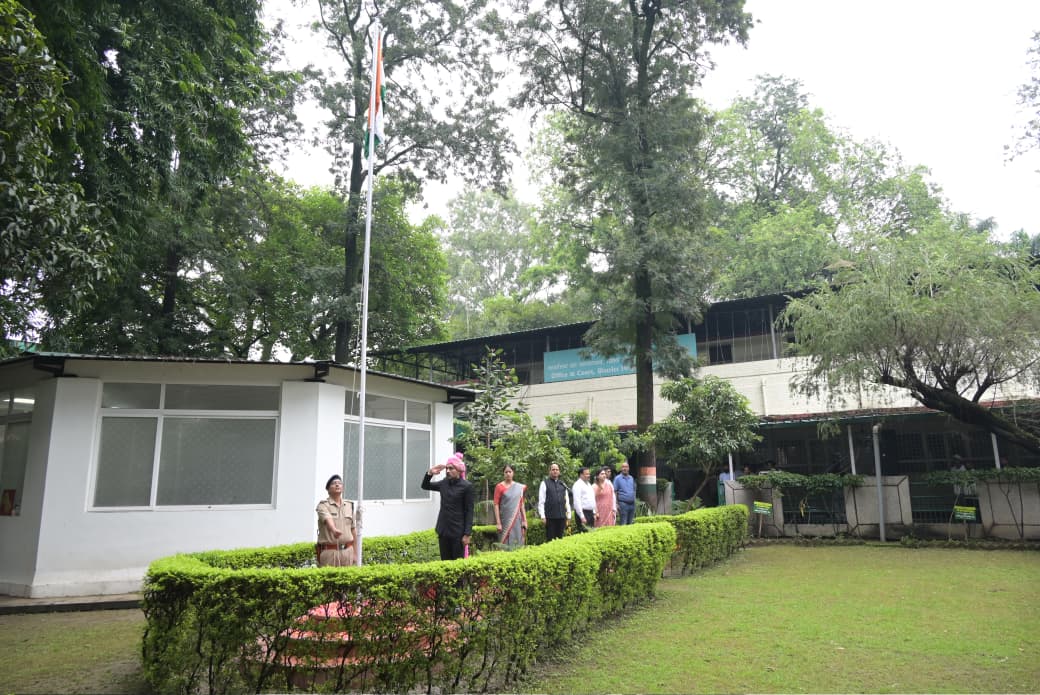 हमारा स्वतंत्रता दिवस पर जिलाधिकारी डॉ0 आशीष चौहान ने कलेक्ट्रेट परिसर में किया ध्वजारोहण
