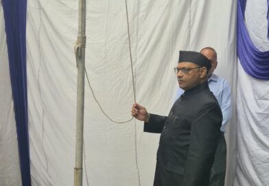 आयुक्त कैंप कार्यालय में आयुक्त आनंद स्वरूप ने किया ध्वजारोहण