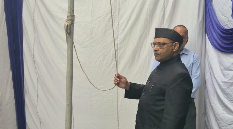 आयुक्त कैंप कार्यालय में आयुक्त आनंद स्वरूप ने किया ध्वजारोहण