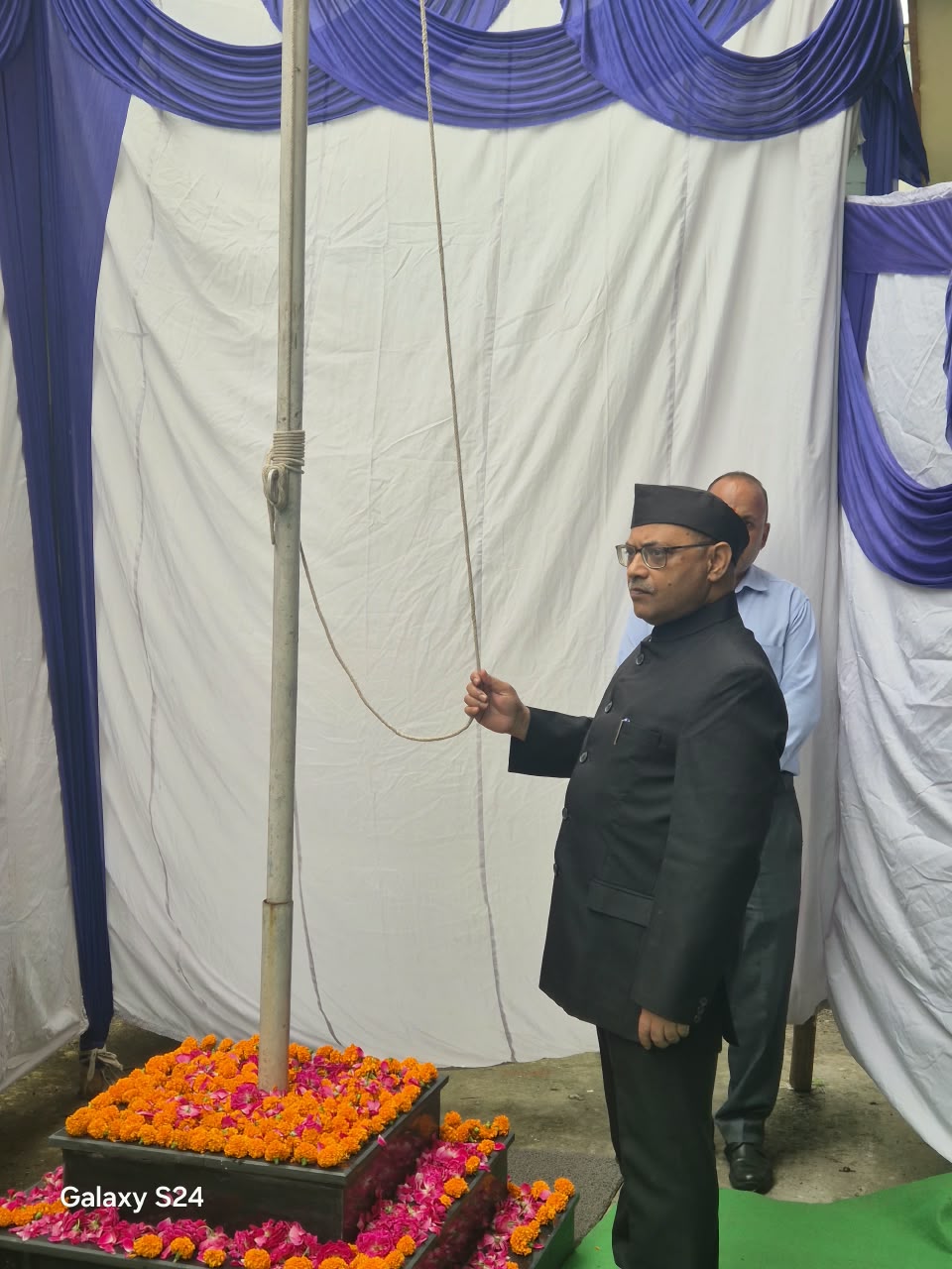 आयुक्त कैंप कार्यालय में आयुक्त आनंद स्वरूप ने किया ध्वजारोहण