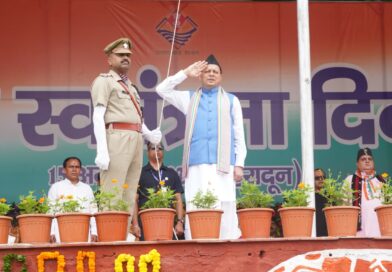 स्वतंत्रता दिवस पर CM पुष्कर सिंह धामी ने परेड ग्राउंड में किया ध्वजारोहण
