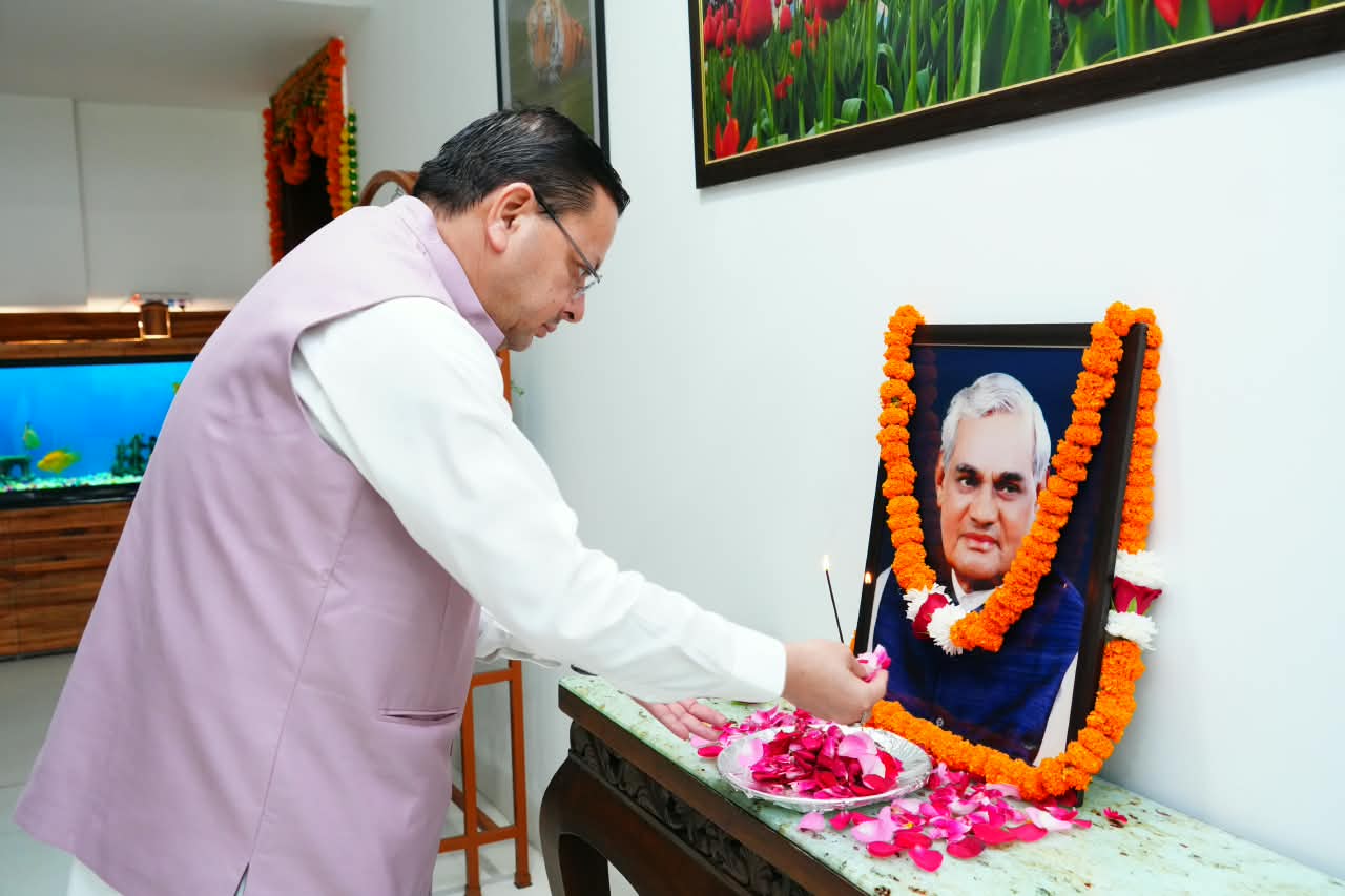 सीएम धामी ने अटल बिहारी वाजपेयी की पुण्यतिथि पर दी श्रद्धांजलि