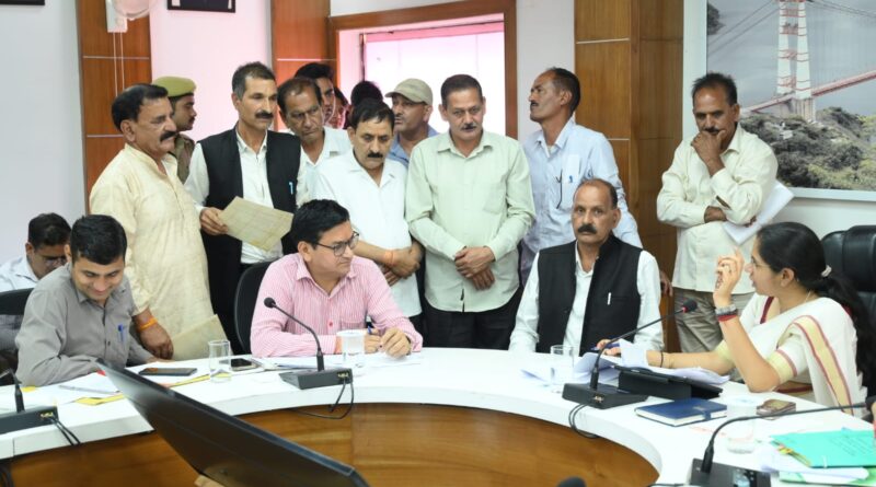 ‎जनता मिलन में सुनी 58 शिकायतें, डीएम ने अधिकारियों को दिए समयबद्ध निस्तारण के निर्देश