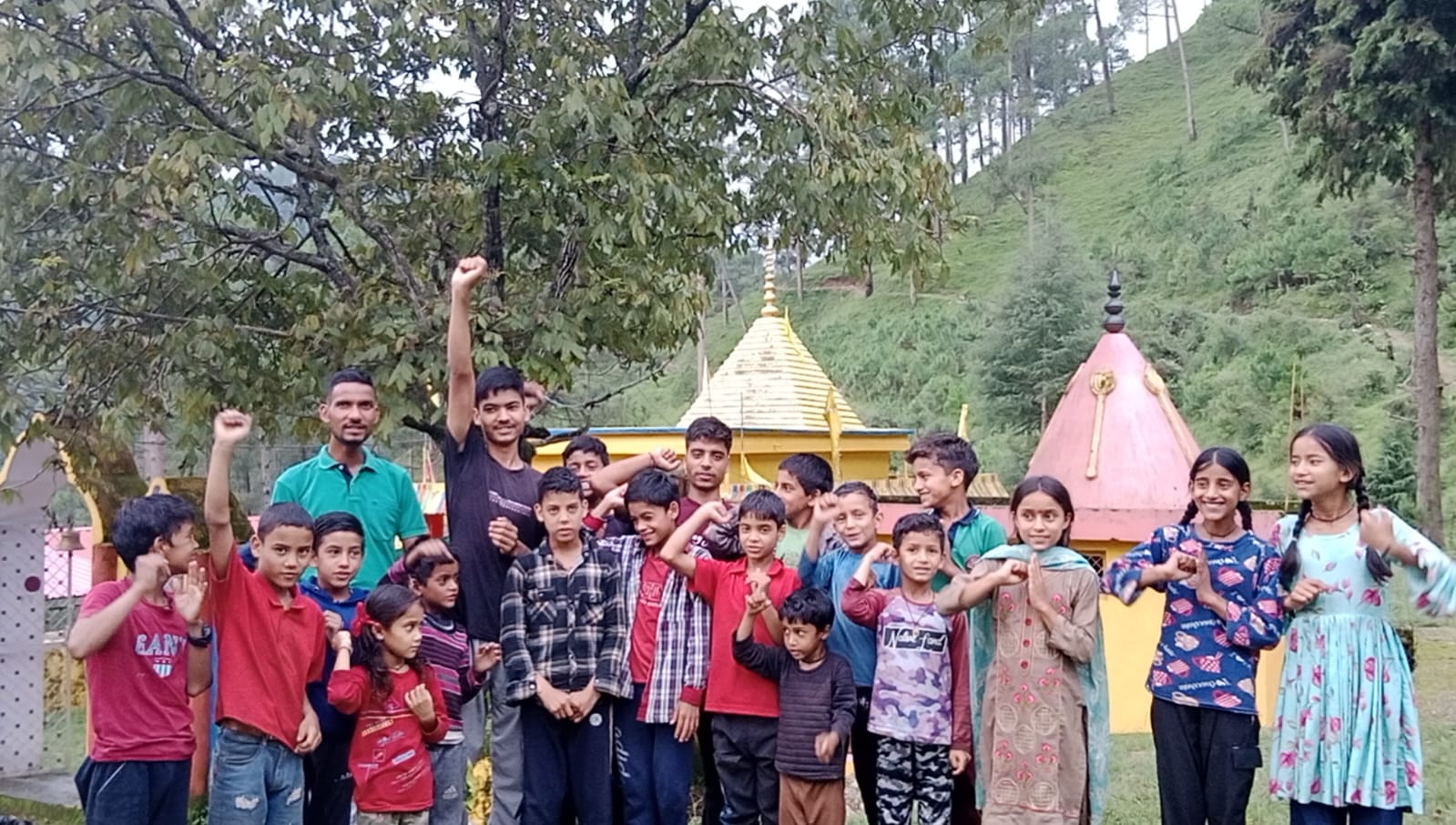 जय श्री राम के नारों से गूंज उठा हनुमान मंदिर हटवाल गांव 