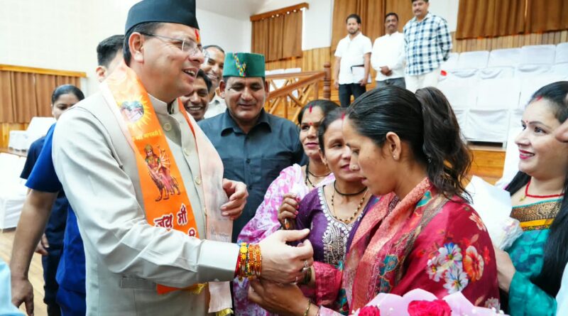 मुख्यमंत्री को महिलाओं ने बांधा रक्षा सूत्र, मुख्यमंत्री ने दी सभी को रक्षा बन्धन की शुभकामनाएं
