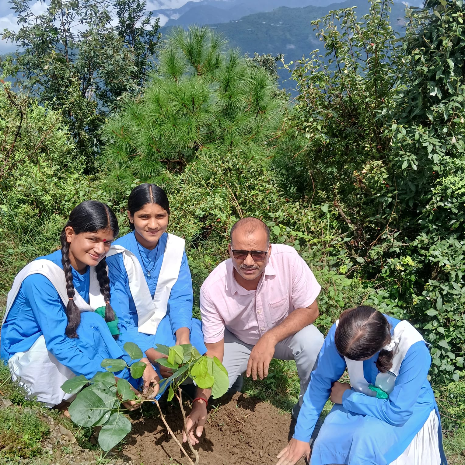 छात्राओं ने पेड़ों को राखी बांधकर लिया पर्यावरण संरक्षण का संकल्प