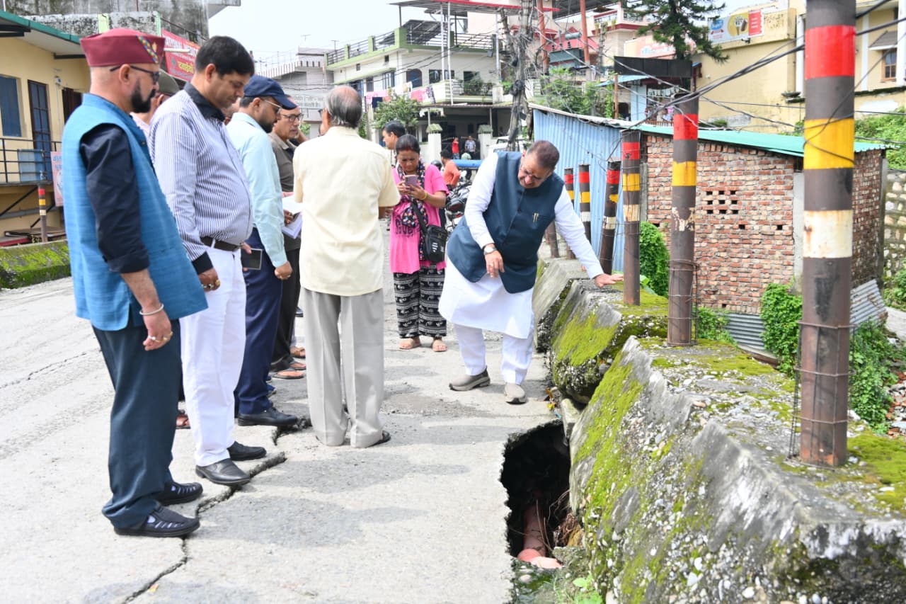 चिड़ोंवाली मंदाकनी विहार में क्षतिग्रस्त पुल का मंत्री गणेश जोशी ने किया स्थलीय निरीक्षण, एक सप्ताह में डीपीआर तैयार करने के निर्देश