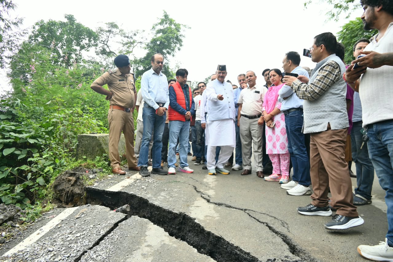 कैबिनेट मंत्री गणेश जोशी ने किया मसूरी मार्ग पर भूस्खलन और क्षतिग्रस्त सड़क के स्थायी समाधान के लिए निरीक्षण  