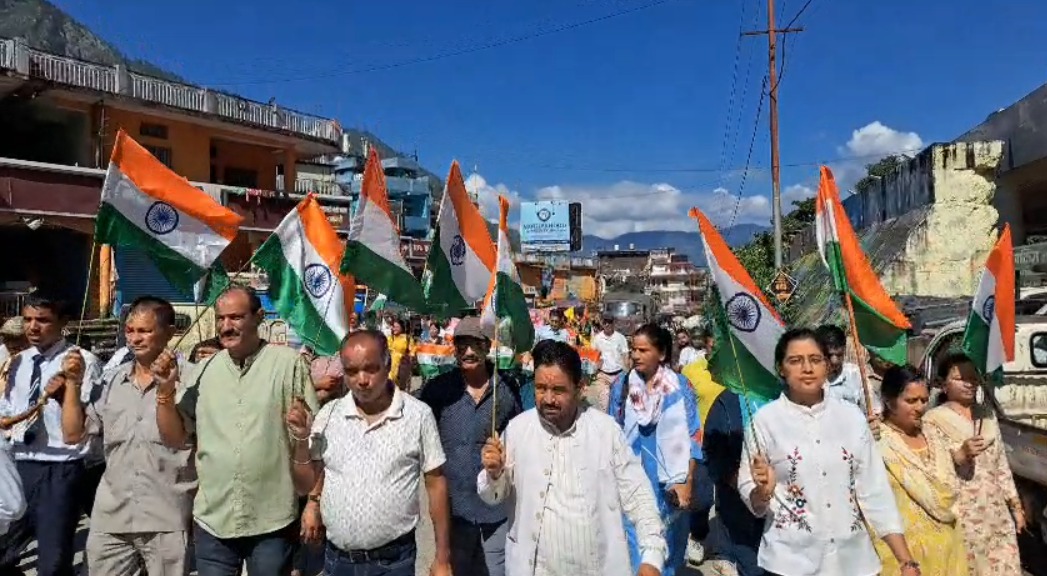 ​गंगोत्री विधायक सुरेश चौहान की अगुवाई में छात्रों, जनप्रतिनिधियों और कर्मचारियों ने हाथों में तिरंगा थाम भरा राष्ट्रप्रेमी का संदेश 