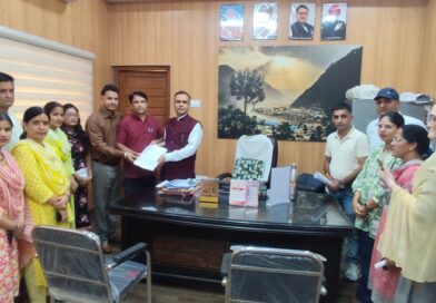 एनएचएम कर्मचारियों की लंबित मांगों को लेकर जिलाधिकारी के माध्यम से प्रधानमंत्री, केंद्रीय स्वास्थ्य मंत्री एवं मुख्यमंत्री को ज्ञापन 