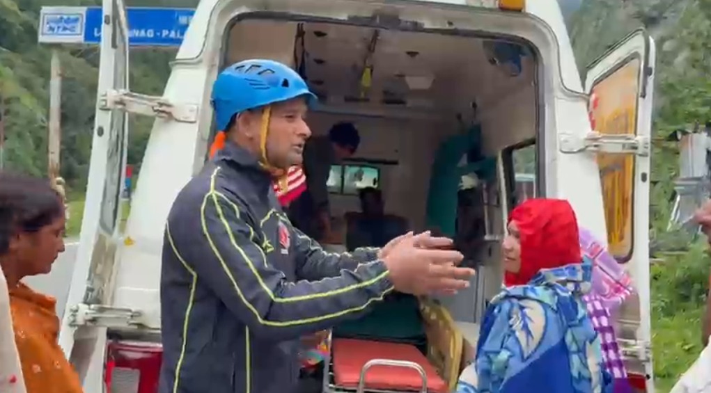 गंगोत्री राष्ट्रीय राजमार्ग पर टेम्पो ट्रैवलर दुर्घटनाग्रस्त, 18 लोग सुरक्षित रेस्क्यू 