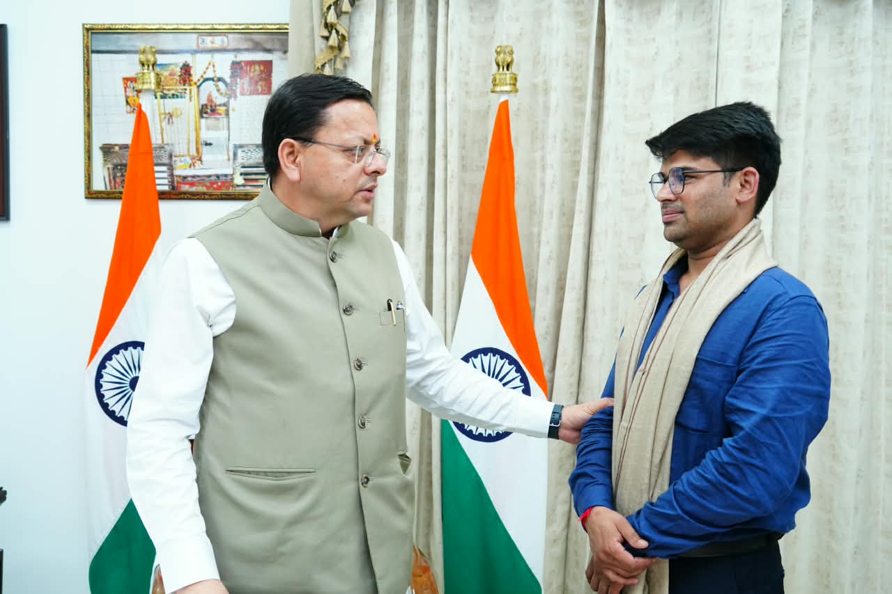 फ्लाइंग कार बनाने वाले रवि टमटा से मिले सीएम धामी, स्टार्टअप को सरकारी मदद के निर्देश