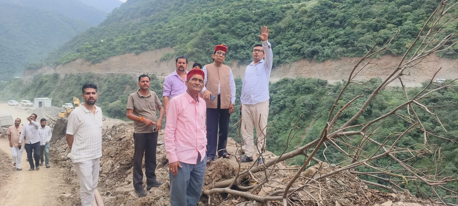 पुरोला विधायक दुर्गेश्वर लाल ने किया भूस्खलन प्रभावित मोटर मार्ग का स्थलीय निरीक्षण, अधिकारियों को दिए स्थाई समाधान के निर्देश