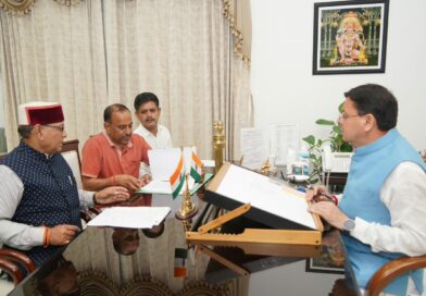 मुख्यमंत्री पुष्कर सिंह धामी से कैबिनेट मंत्री खजान दास ने की शिष्टाचार भेंट 