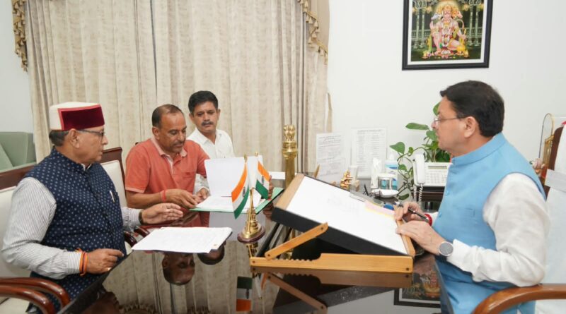 मुख्यमंत्री पुष्कर सिंह धामी से कैबिनेट मंत्री खजान दास ने की शिष्टाचार भेंट 