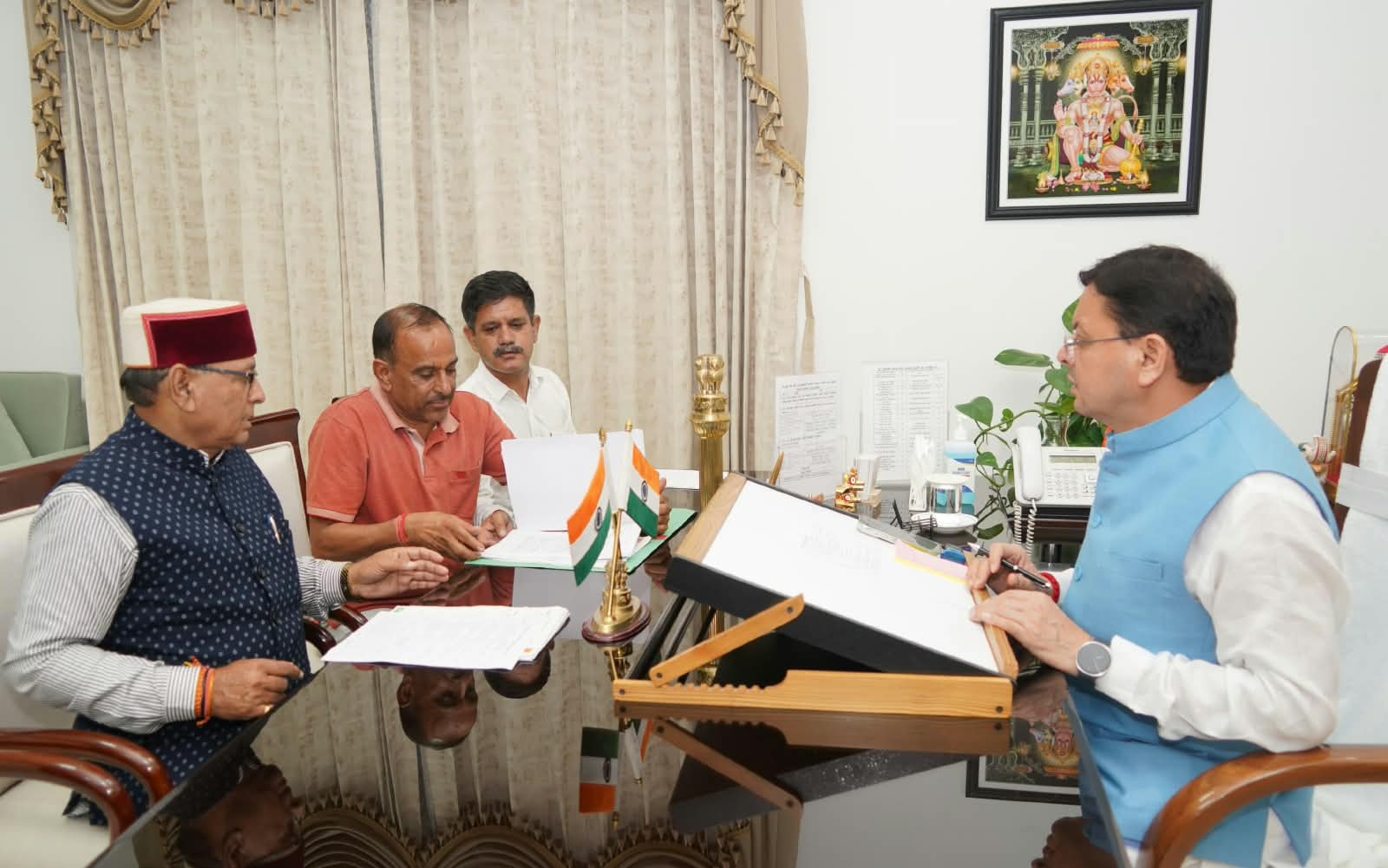 मुख्यमंत्री पुष्कर सिंह धामी से कैबिनेट मंत्री खजान दास ने की शिष्टाचार भेंट