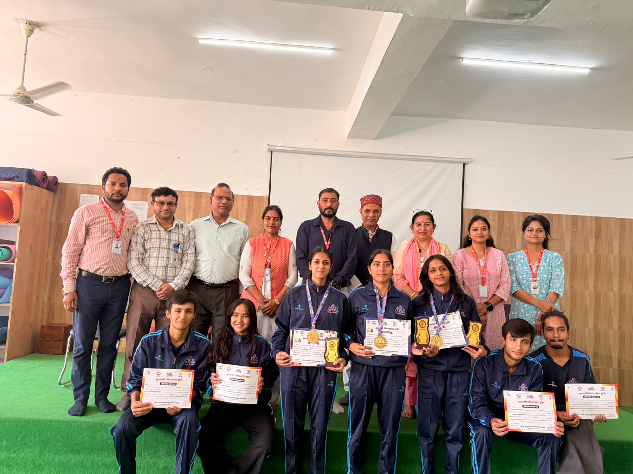 मुख्यमंत्री चैम्पियनशिप ट्रॉफी में एसजीआरआरयू के योग विद्यार्थियों का शानदार प्रदर्शन