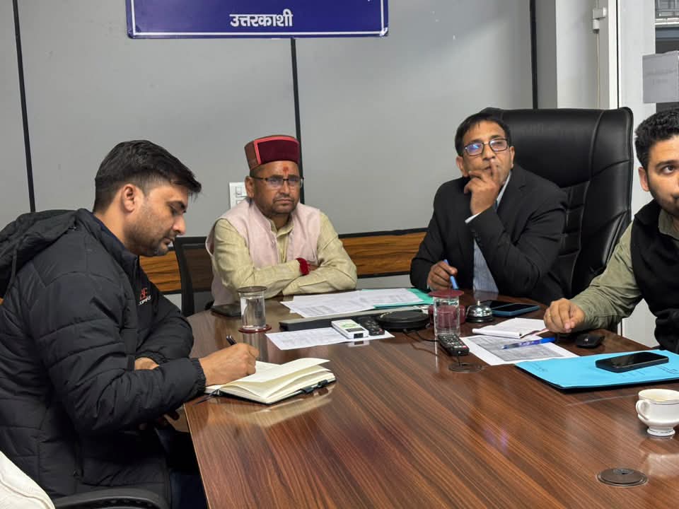 उच्च हिमालयी क्षेत्रों में फंसे ट्रैकर्स के रेस्क्यू ऑपरेशन का गंगोत्री विधायक सुरेश चौहान ने आपदा कंट्रोल रूम से लिया जायजा.