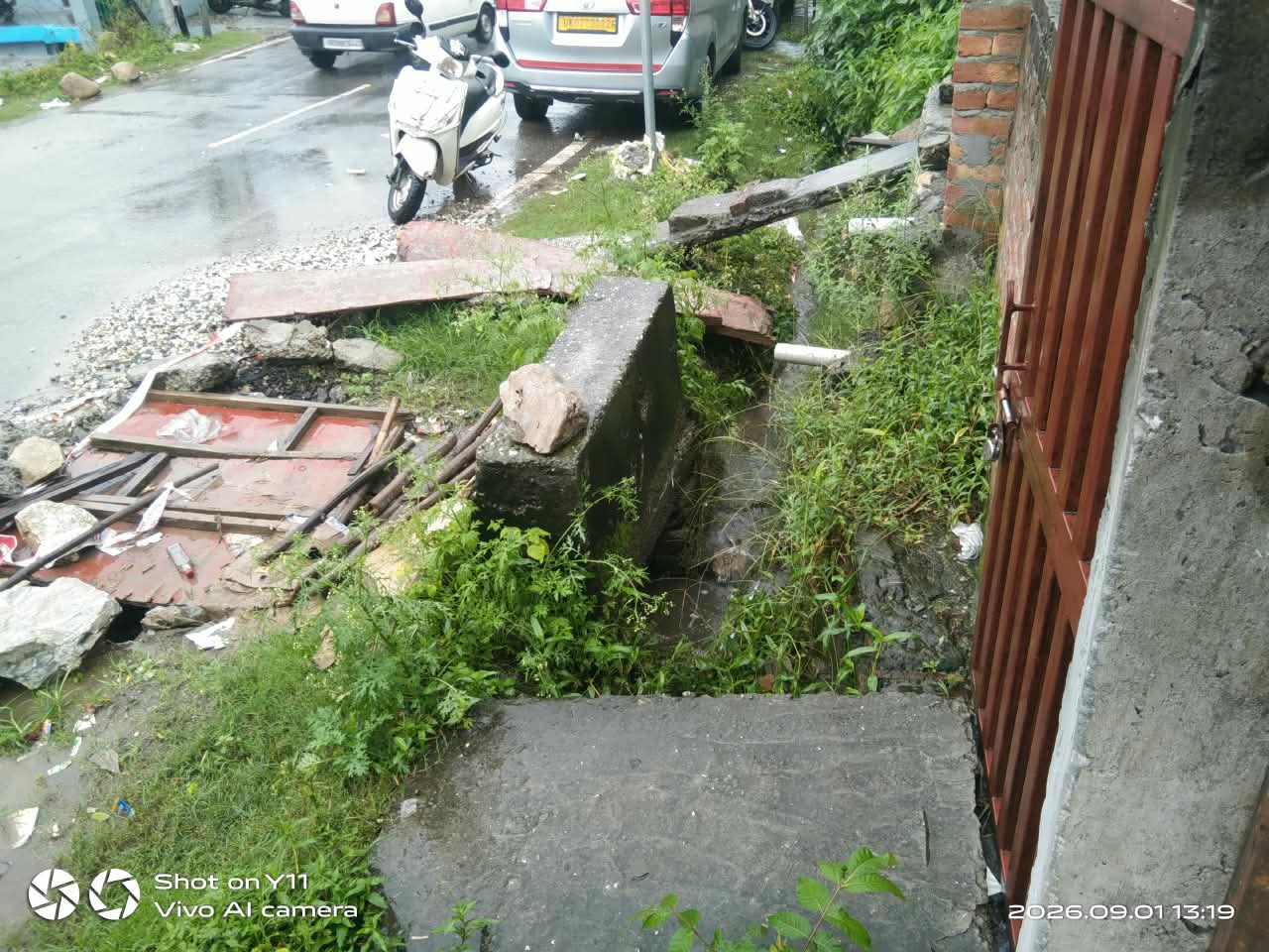 गंगोत्री राष्ट्रीय राजमार्ग पर वीरपुर डुंडा बाजार में जलभराव, BRO और ठेकेदार की लापरवाही से जनता बेहाल