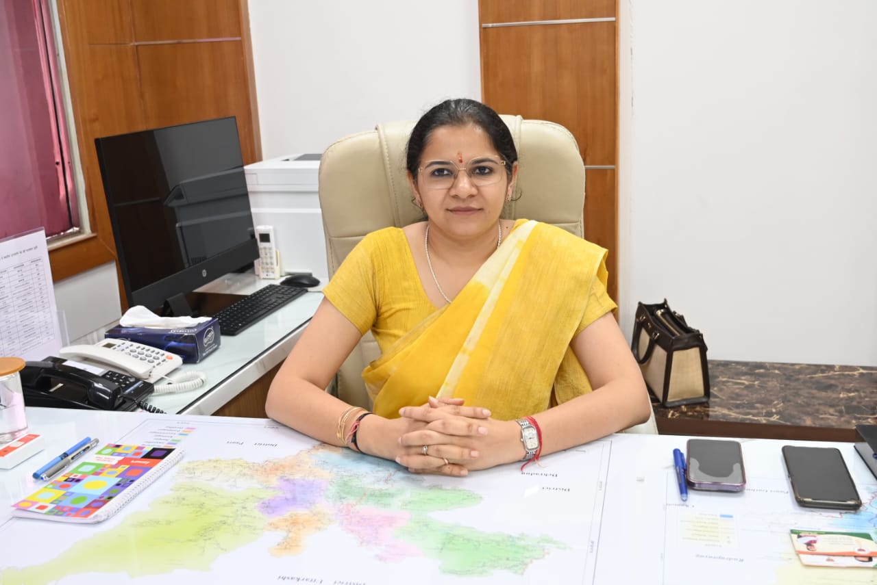 जनता एवं जनप्रतिनिधियों से प्राप्त शिकायतों का सात दिन के भीतर अनिवार्य रूप से करें निस्तारण : जिलाधिकारी 