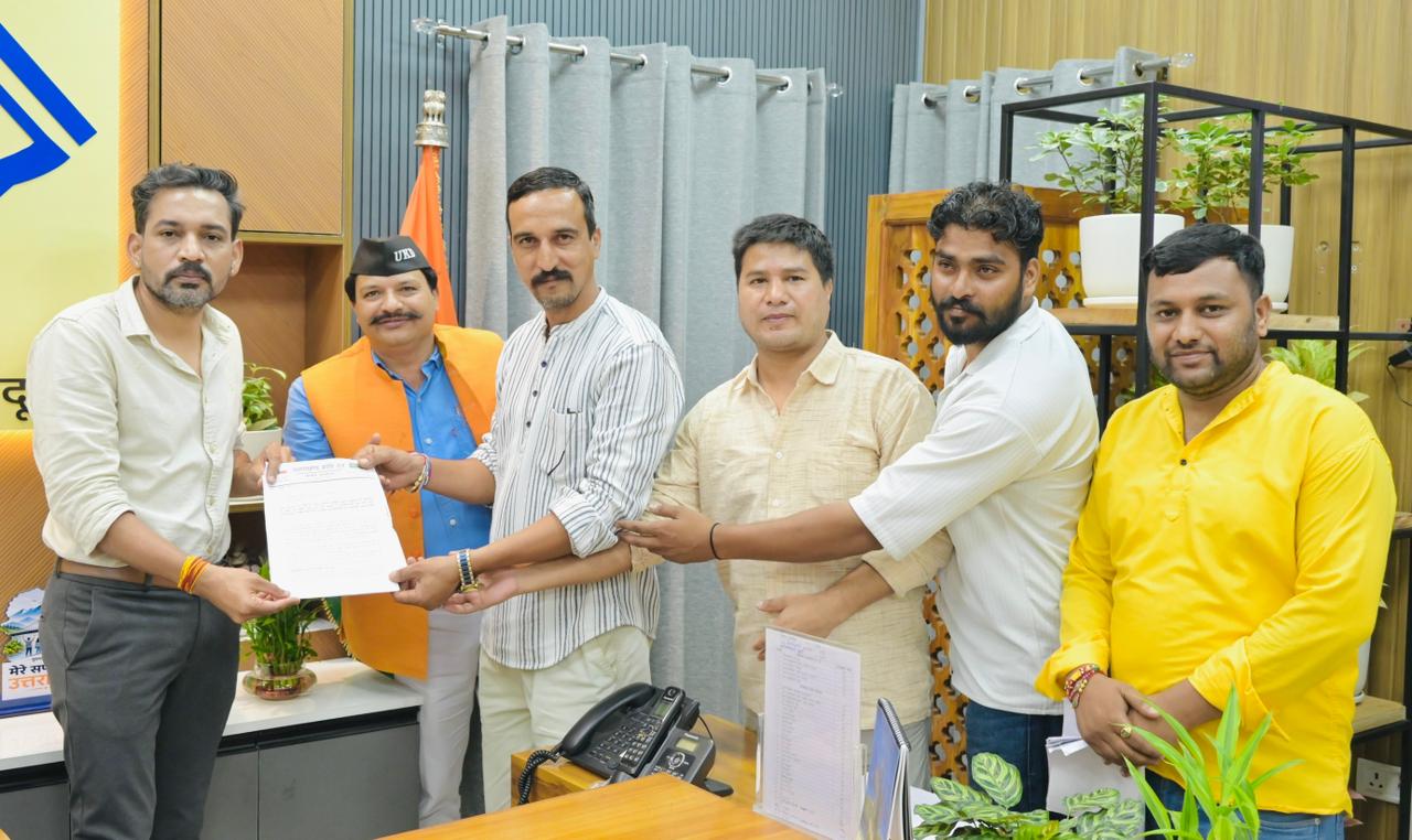 इलेक्ट्रिक बस कर्मचारियों की शिकायतों पर जांच के आदेश, उक्रांद ने डीएम कार्यालय का घेराव एवं प्रदर्शन कर उठाया स्मार्ट सिटी परियोजनाओं का मुद्दा