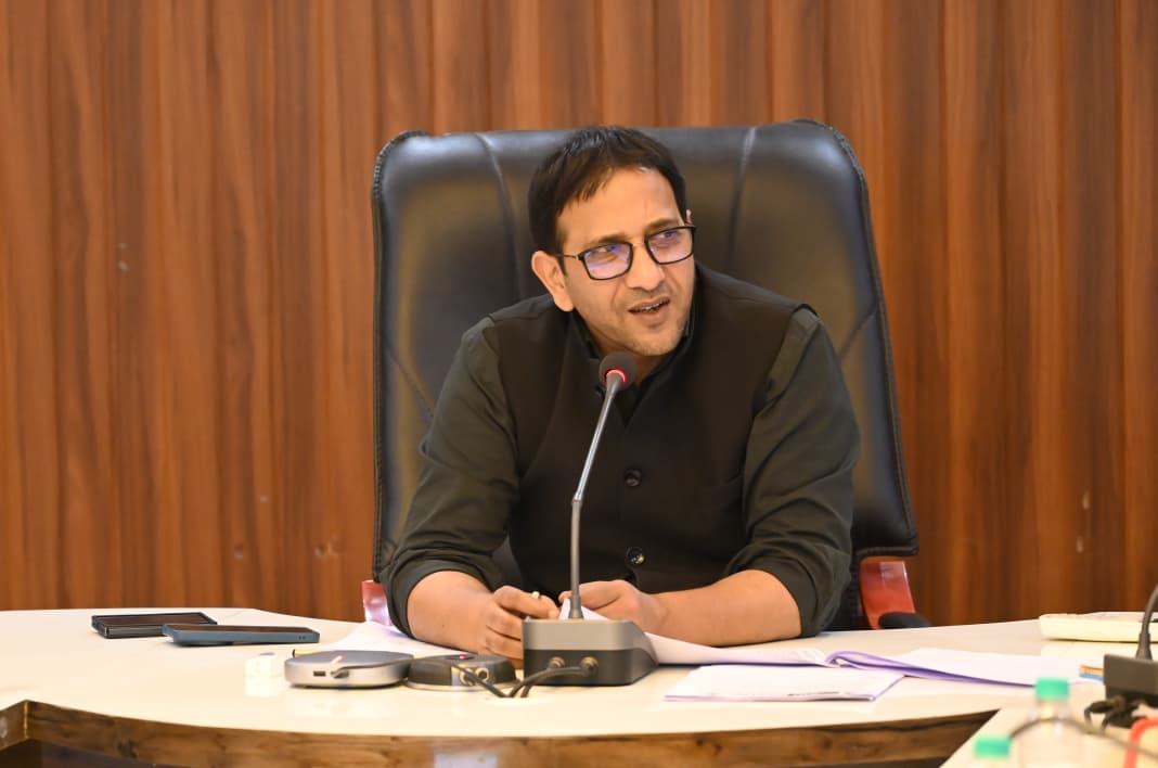 मुख्य नदियों से 100 मीटर के दायरे में निर्माण पर सख्ती, सिंचाई विभाग की एनओसी के बाद ही आगे बढ़ाए प्रक्रिया : जिलाधिकारी