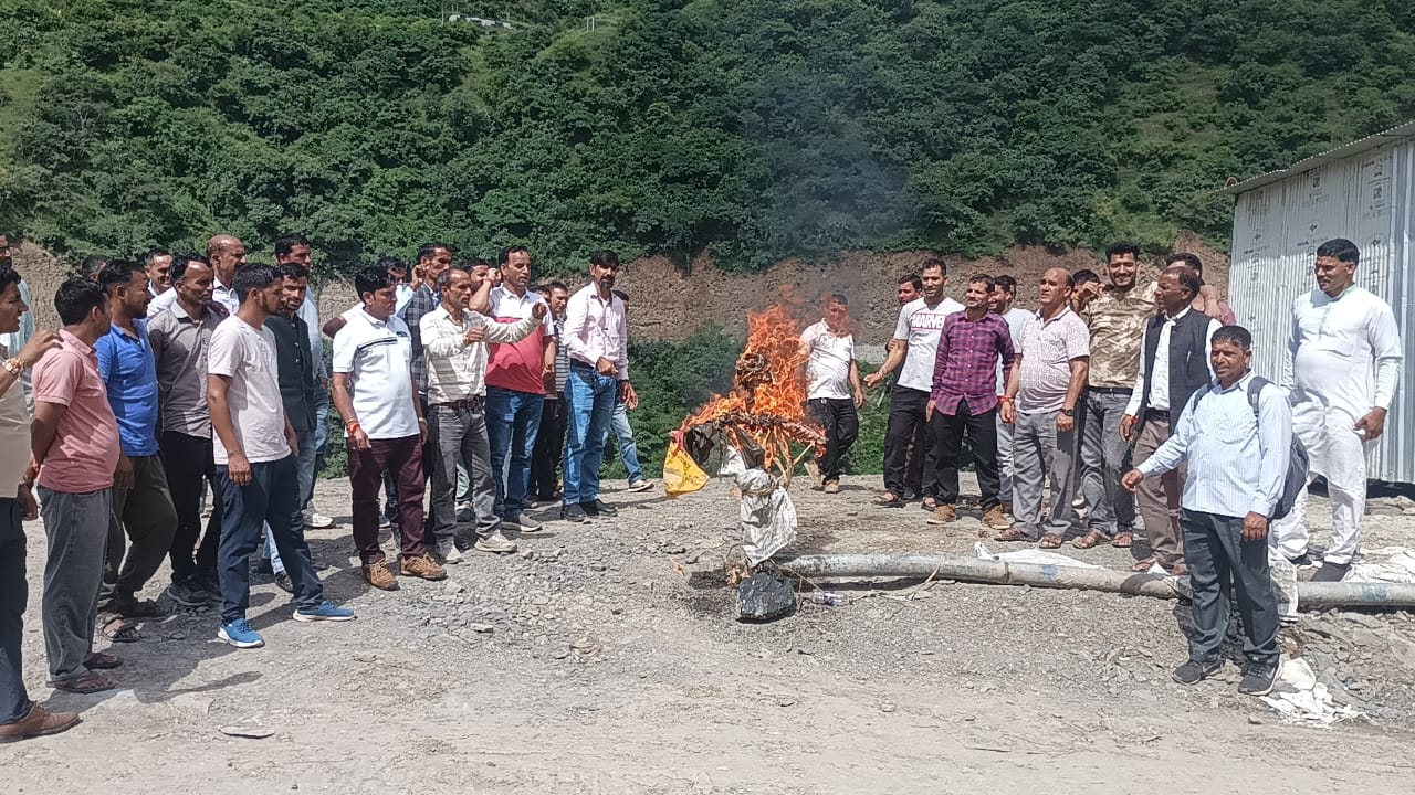 भूस्खलन से प्रभावित सारीगाड़-कण्डारी मार्ग, आक्रोशित ग्रामीणों ने फूंका शासन-प्रशासन का पुतला