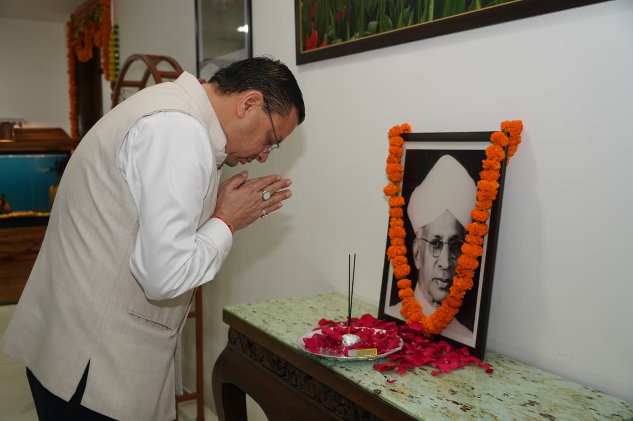 शिक्षक दिवस पर सीएम धामी ने डॉ. राधाकृष्णन को किया नमन