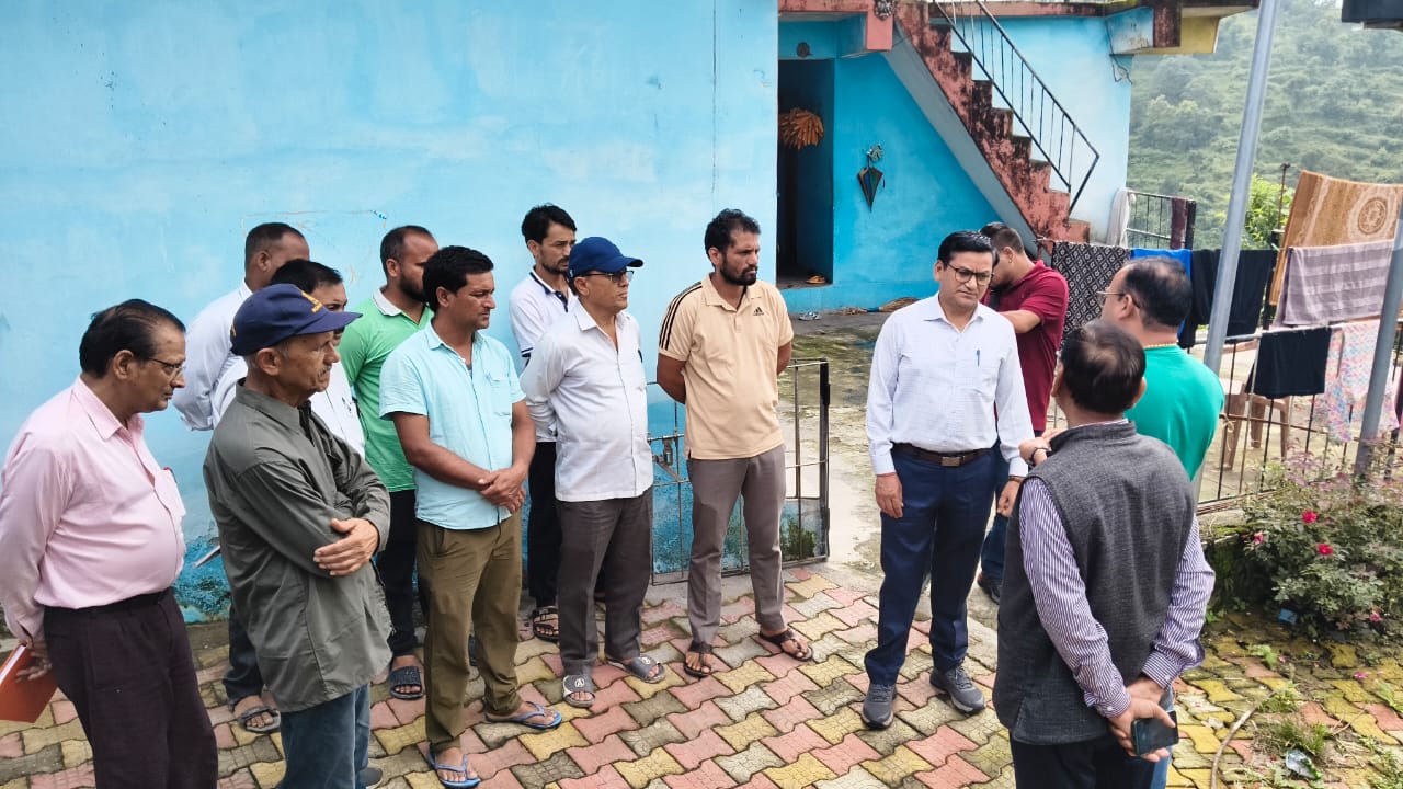 ‎अपर जिलाधिकारी ने सैंजी गांव का भ्रमण कर सुनी ग्रामीणों की समस्याएं, निस्तारण के दिए निर्देश